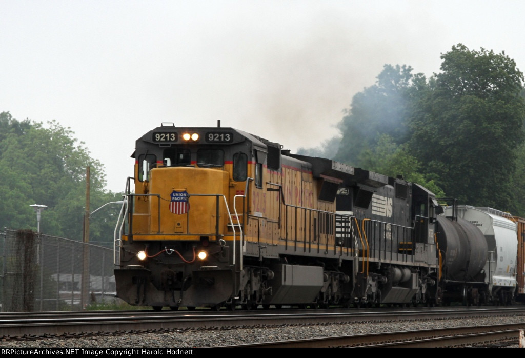UP 9213 leads NS train 159 southbound